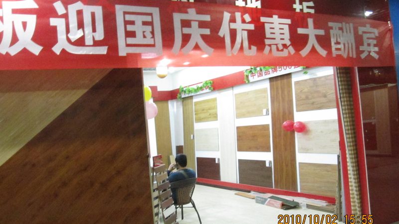 软木地板适用于多种家居场景，如客厅、卧室、书房等。以下是一些常见的适用场景：
